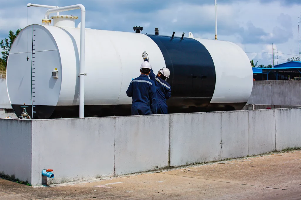citerne de mazout industrielle en extérieur avec des ouvriers